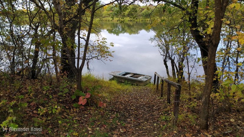 Лодка у озера, с.Архангеловка